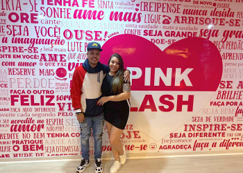 Cantor de 'Baile de Favela' abre loja da franquia Pink Lash e se junta a outras celeb